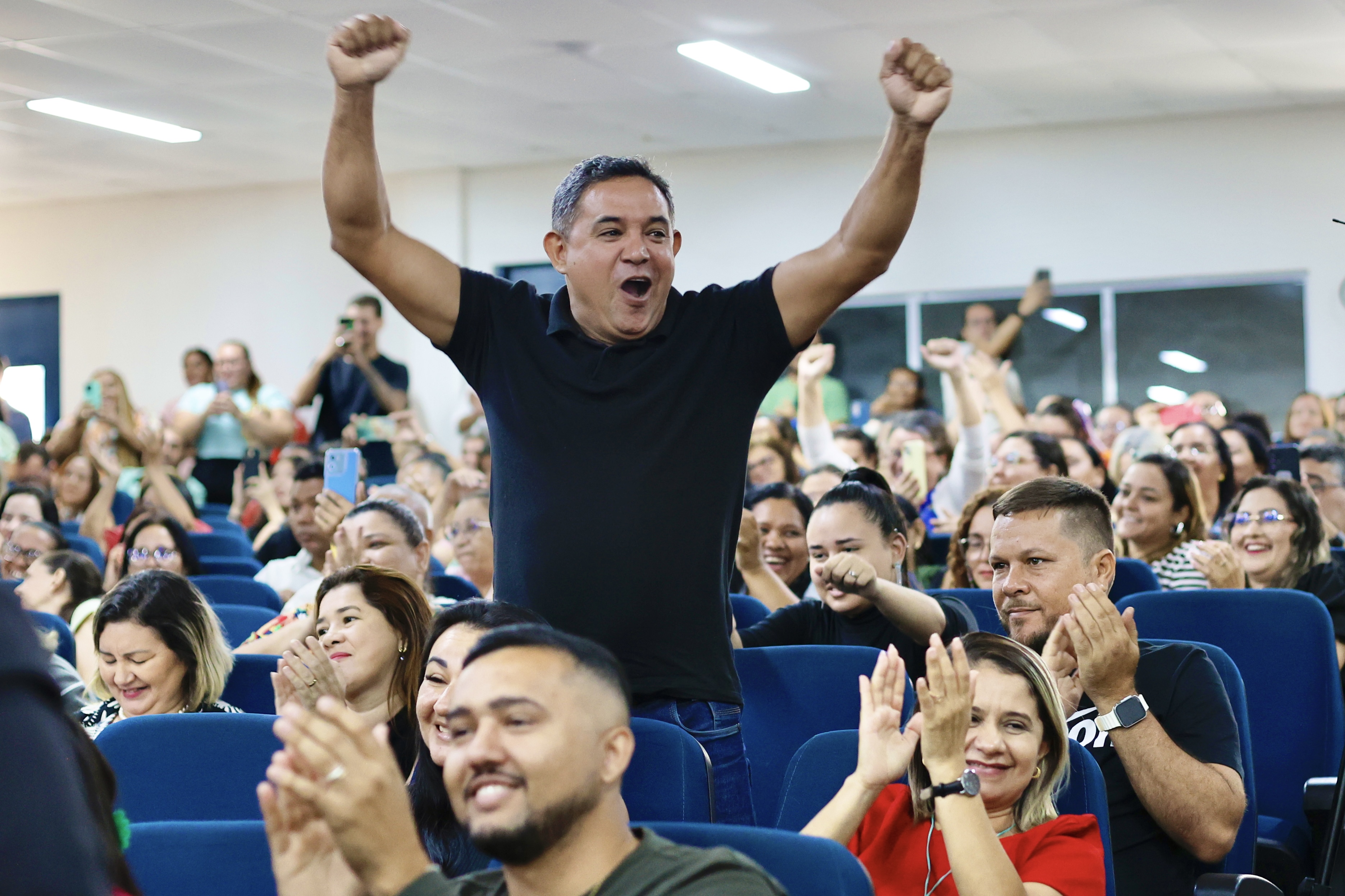 Homem vibrando durante o anúncio